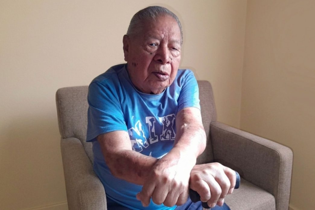 Hilario González recuerda con orgullo los años que dedicó a la albañilería y las viviendas que ayudó a construir. Aunque ya no trabaja como antes, asegura sentirse orgulloso del esfuerzo que dejó en cada construcción. (Foto: Jordy Jiménez / AUN)