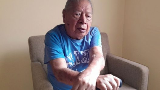 Hilario González recuerda con orgullo los años que dedicó a la albañilería y las viviendas que ayudó a construir. Aunque ya no trabaja como antes, asegura sentirse orgulloso del esfuerzo que dejó en cada construcción. (Foto: Jordy Jiménez / AUN)