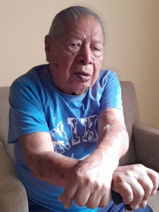 Hilario González recuerda con orgullo los años que dedicó a la albañilería y las viviendas que ayudó a construir. Aunque ya no trabaja como antes, asegura sentirse orgulloso del esfuerzo que dejó en cada construcción. (Foto: Jordy Jiménez / AUN)