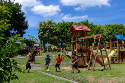 Los parques representan una alternativa para rescatar dinámicas recreativas que durante generaciones formaron parte de la infancia guatemalteca. (Foto: Jordy Jiménez / AUN)