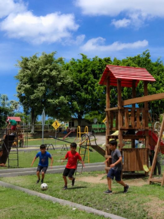 Los parques representan una alternativa para rescatar dinámicas recreativas que durante generaciones formaron parte de la infancia guatemalteca. (Foto: Jordy Jiménez / AUN)