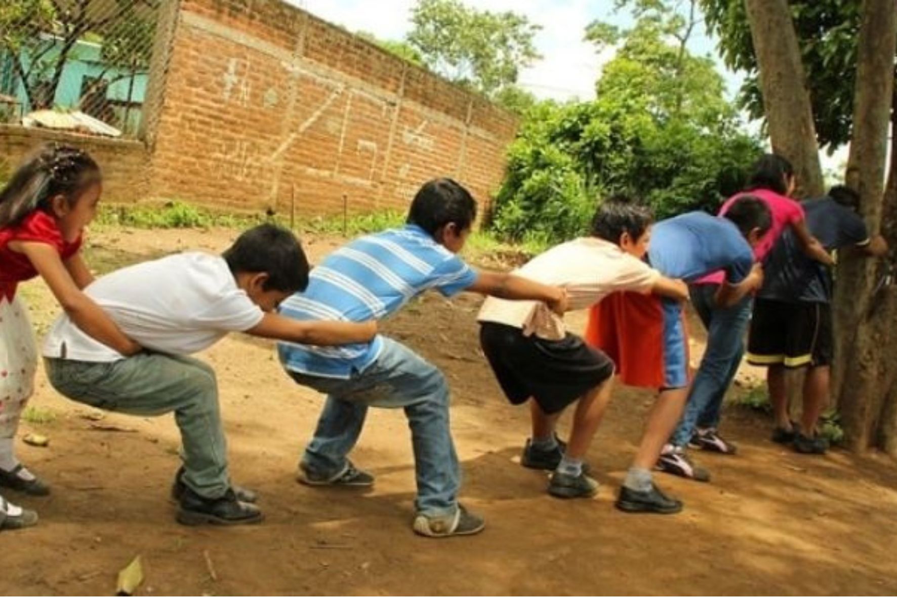 El rescate de los juegos tradicionales busca promover la convivencia y reducir el sedentarismo asociado al uso excesivo de dispositivos electrónicos. (Foto: Viajes de un Chapín / AUN)