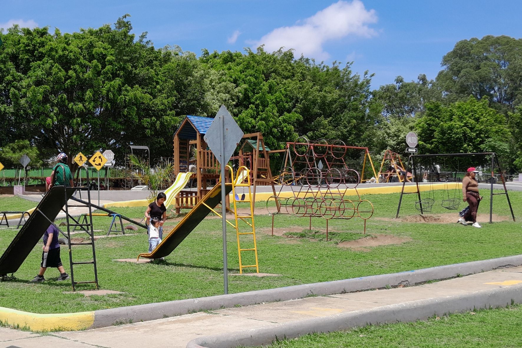 La práctica de actividades recreativas en espacios abiertos favorece la interacción entre generaciones y el aprendizaje colectivo. (Foto: Jordy Jiménez / AUN)