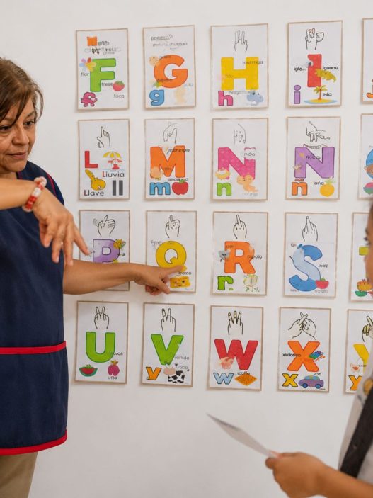 La enseñanza de la Lengua de Señas desde edades tempranas favorece la comunicación y la inclusión entre personas sordas y oyentes. (Foto: Lesly Morales / AUN)