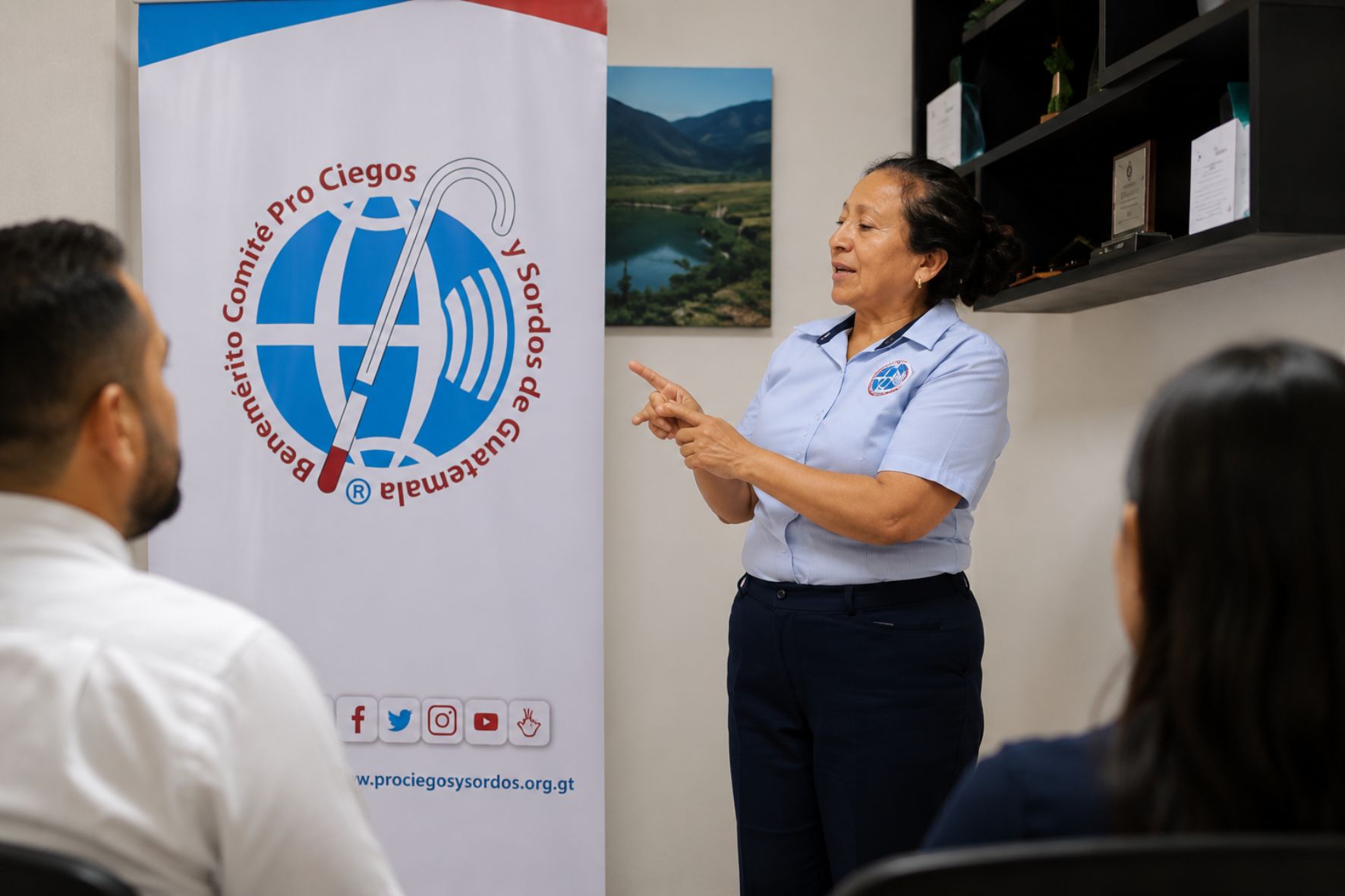 Leslie Castañeda explica cómo el aprendizaje de la Lengua de Señas de Guatemala contribuye a reducir las barreras de comunicación que enfrenta la comunidad sorda. (Foto: Lesly Morales / AUN)