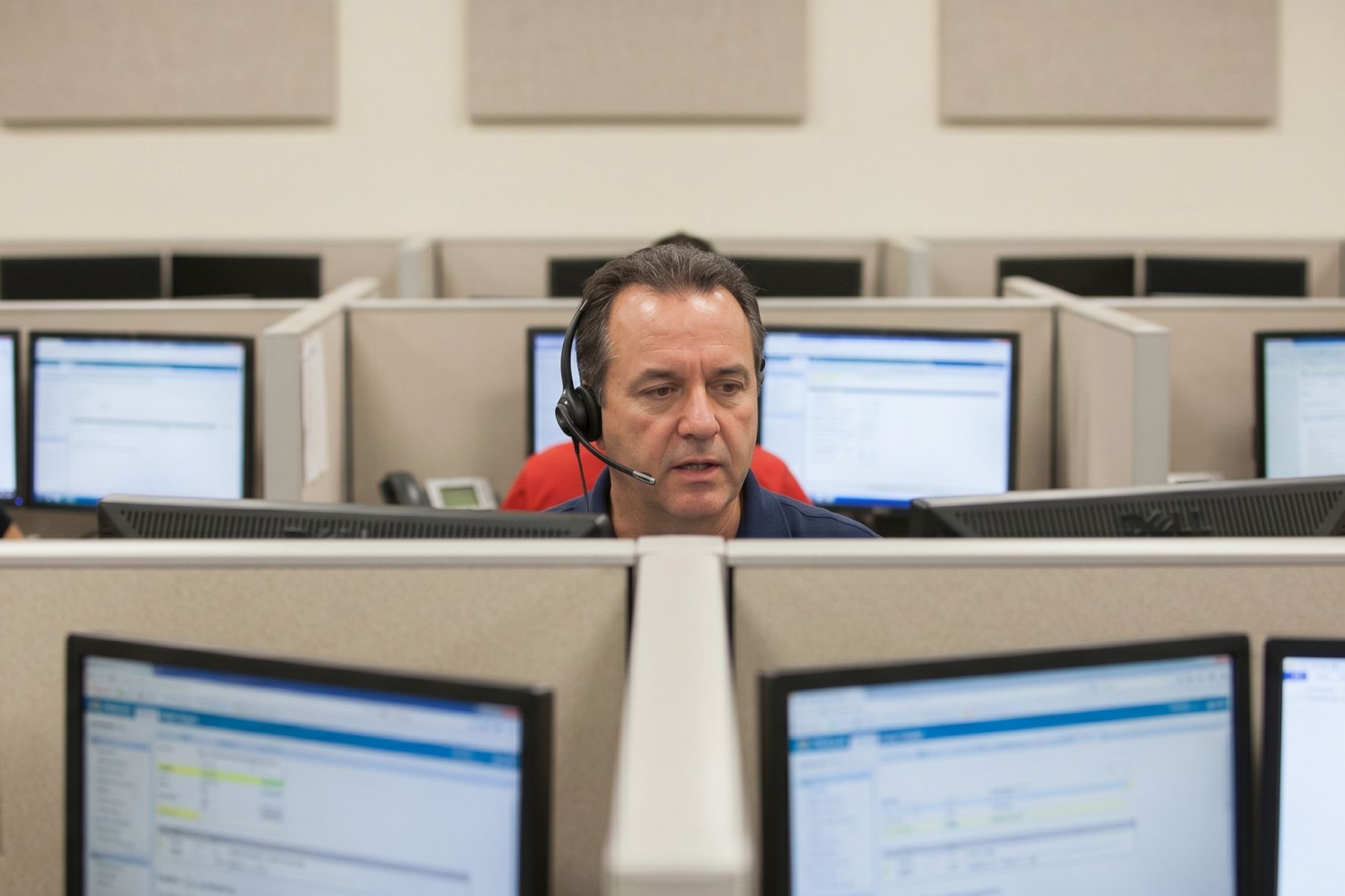 Expertos de Recursos Humanos y el Mintrab destacan la importancia del acompañamiento emocional ante la presión laboral en la búsqueda del primer empleo formal en el país. (Foto: GEMINI / AUN)