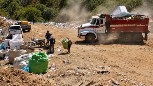 Con costales en mano, recicladores permanecen a la espera de los camiones que ingresan diariamente al vertedero del kilómetro 22. (Foto: Lesly Morales / AUN)