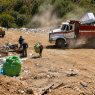 Con costales en mano, recicladores permanecen a la espera de los camiones que ingresan diariamente al vertedero del kilómetro 22. (Foto: Lesly Morales / AUN)