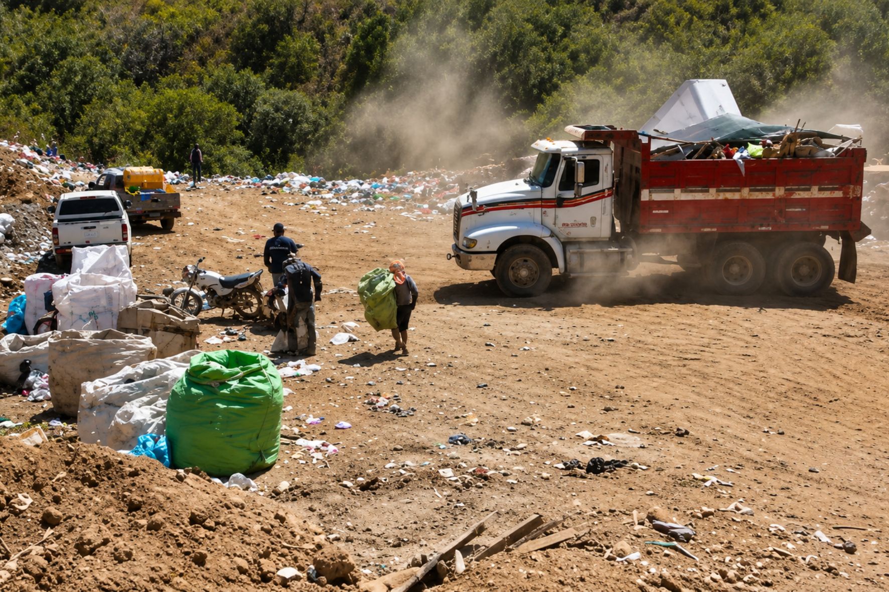 Con costales en mano, recicladores permanecen a la espera de los camiones que ingresan diariamente al vertedero del kilómetro 22. (Foto: Lesly Morales / AUN)
