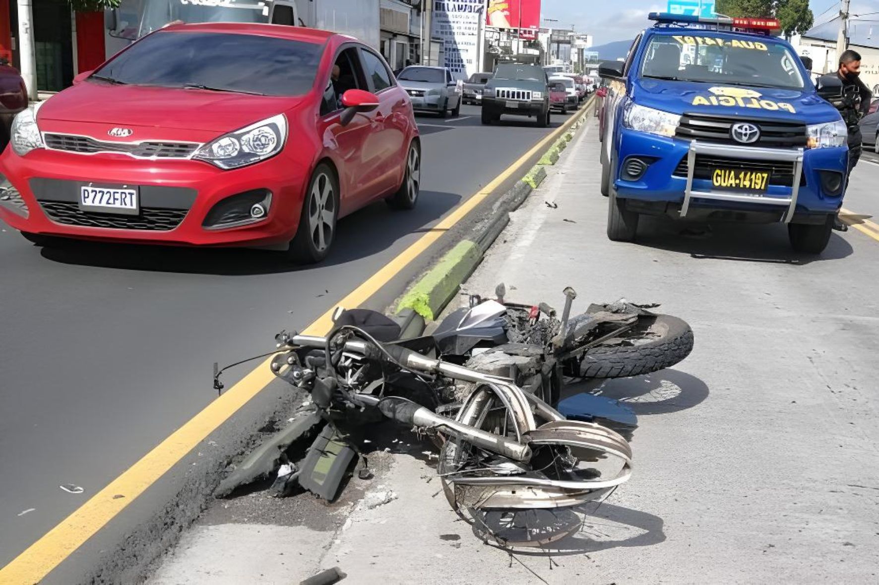 Entre enero y abril de 2026, la falta de licencia para 1.5 millones de conductores y el mal estado de la infraestructura vial han elevado la siniestralidad, presionando el presupuesto del Hospital Roosevelt y el IGSS. (Foto: CBV / AUN)
