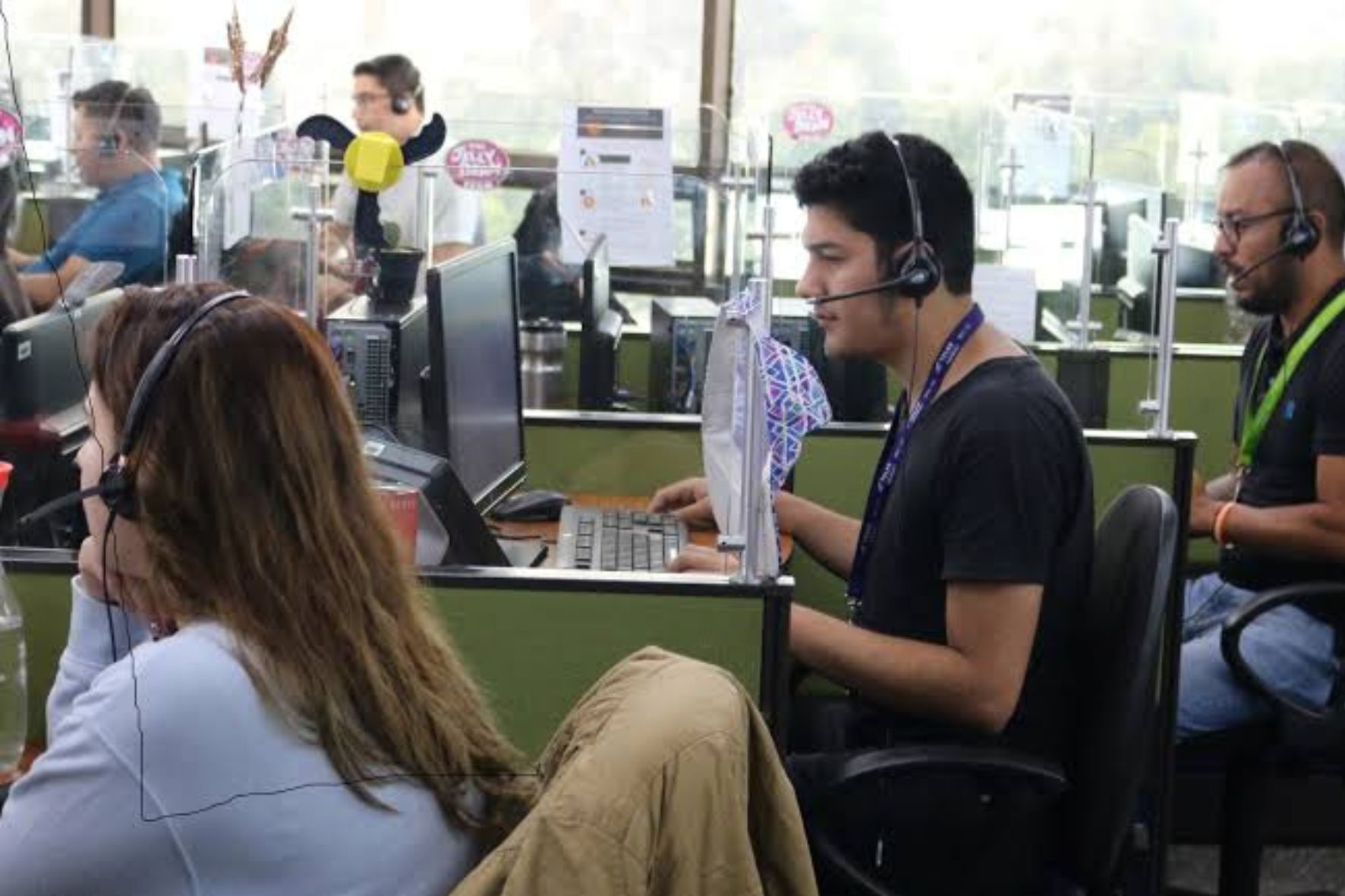 Con una inversión de Q100 millones, programas como PROBEFI y Beca Mi Primer Empleo fortalecen las competencias bilingües en sectores de Contact Center y BPO. (Foto: Agexport / AUN)