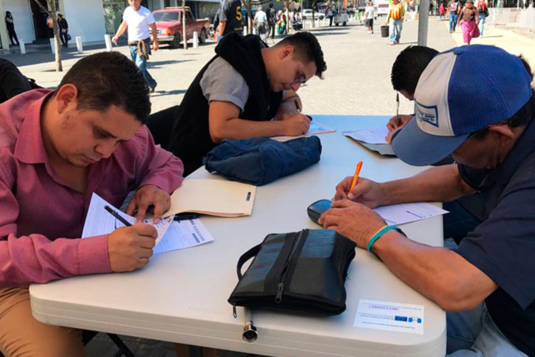Aunque el aspecto económico es importante, los expertos advierten que la falta de oportunidades, el desgaste emocional y el clima laboral son factores determinantes para replantear el rumbo. (Foto: Mintrab / AUN)