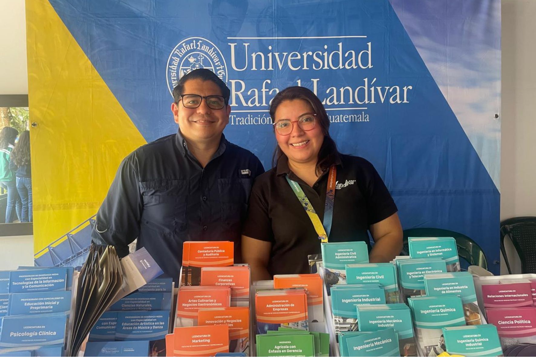 Jairo Batres, coordinador de Fidelización de la Universidad Rafael Landívar, enfatiza la importancia de escoger una carrera que refleje las pasiones y habilidades de los jóvenes para un desarrollo profesional satisfactorio. (Foto: Arlety Yoc / AUN)