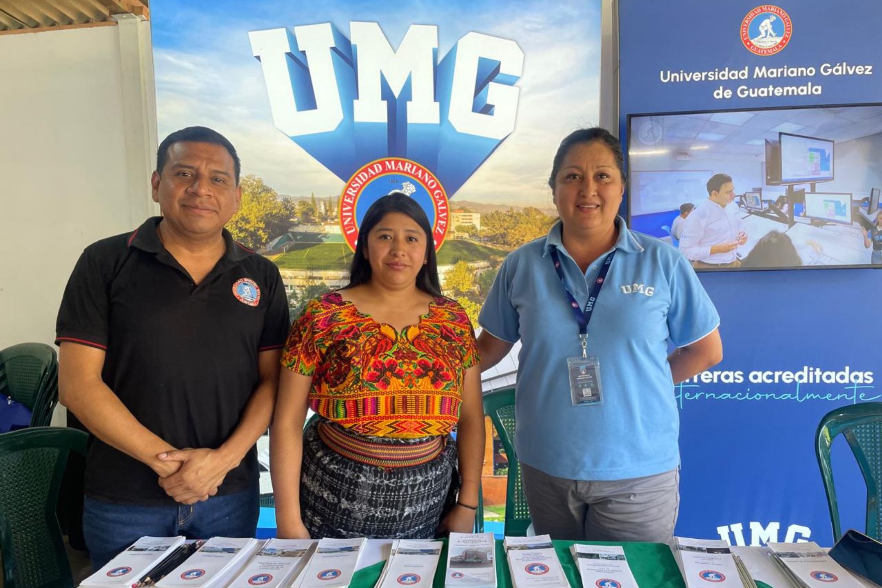 Carolina Cardona, psicóloga de la Universidad Mariano Gálvez, subraya la importancia de que los jóvenes evalúen su personalidad e intereses al elegir una carrera, destacando la necesidad de investigar los programas académicos y visitar las universidades. (Foto: Arlety Yoc / AUN)