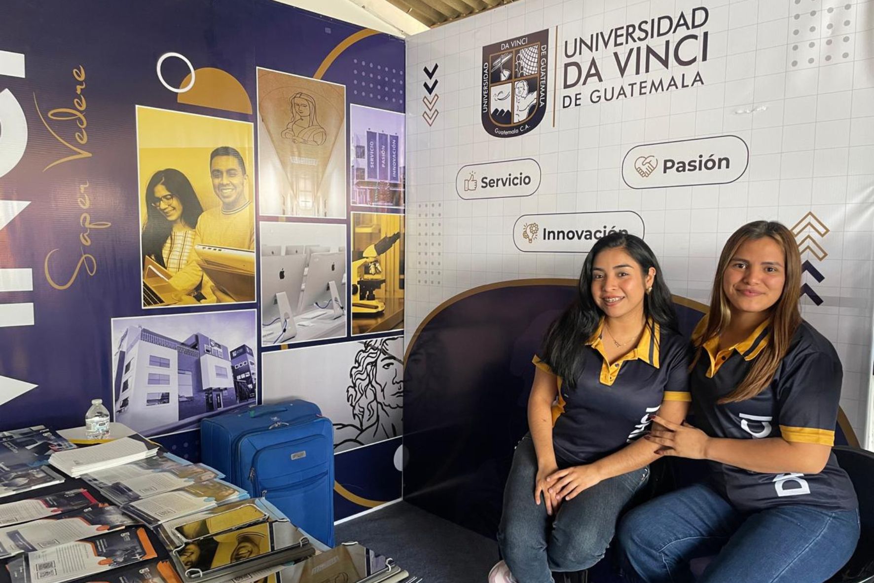 Jennifer, del área de admisiones de la Universidad Da Vinci, aconseja a los estudiantes sobre la importancia de elegir carreras basadas en sus verdaderos intereses y opciones laborales, además de considerar factores como el costo y la logística. (Foto: Arlety Yoc / AUN)