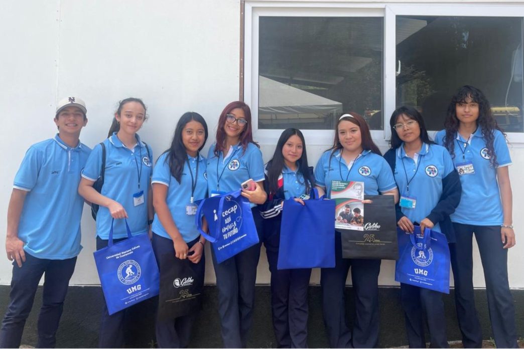 Estudiantes exploran diversas opciones académicas en la feria de universidades, siguiendo los consejos de expertos sobre la importancia de elegir una carrera que refleje sus intereses y contribuya a la sociedad. (Foto: Arlety Yoc / AUN)