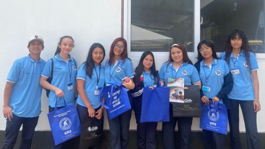 Estudiantes exploran diversas opciones académicas en la feria de universidades, siguiendo los consejos de expertos sobre la importancia de elegir una carrera que refleje sus intereses y contribuya a la sociedad. (Foto: Arlety Yoc / AUN)
