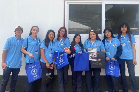 Estudiantes exploran diversas opciones académicas en la feria de universidades, siguiendo los consejos de expertos sobre la importancia de elegir una carrera que refleje sus intereses y contribuya a la sociedad. (Foto: Arlety Yoc / AUN)