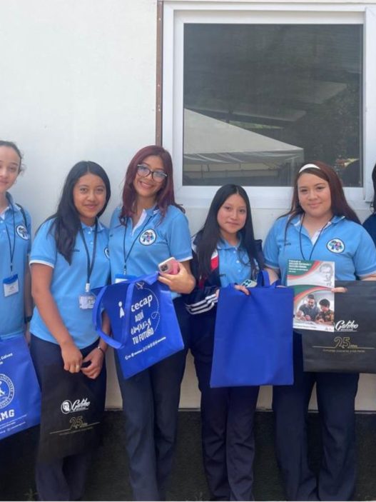 Estudiantes exploran diversas opciones académicas en la feria de universidades, siguiendo los consejos de expertos sobre la importancia de elegir una carrera que refleje sus intereses y contribuya a la sociedad. (Foto: Arlety Yoc / AUN)