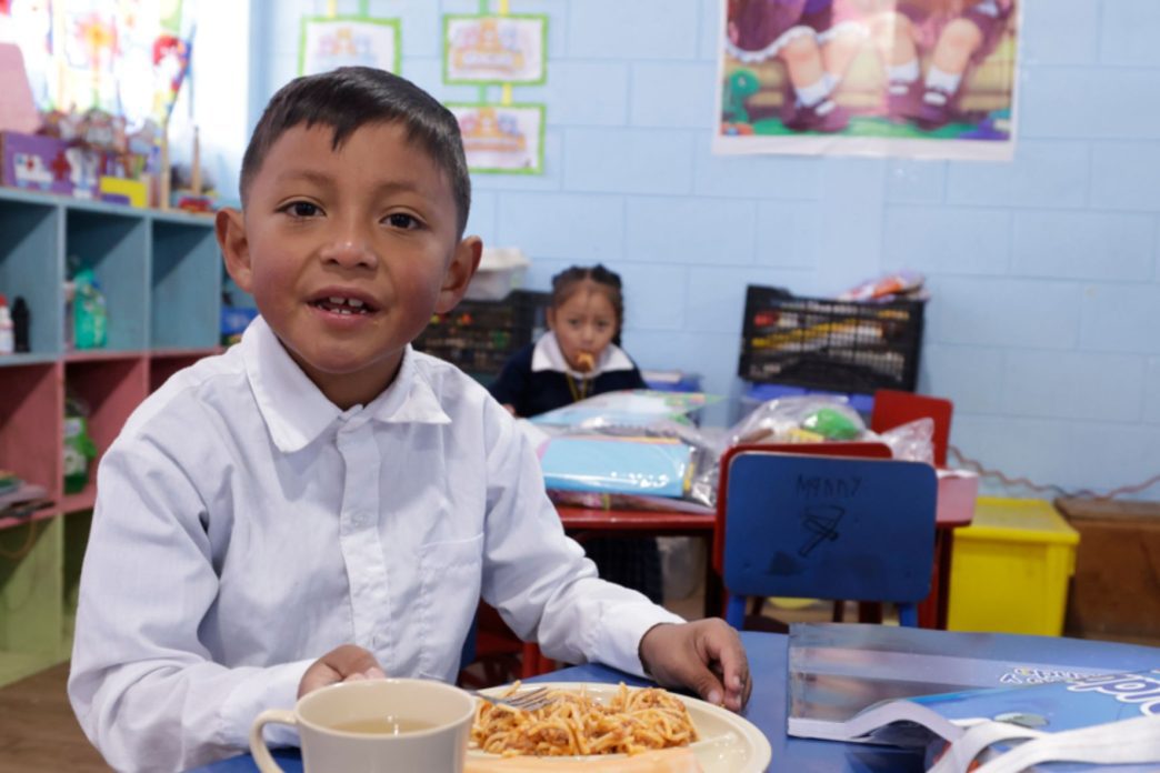 El programa de alimentación escolar del Ministerio de Educación garantiza que los estudiantes reciban alimentos nutritivos, contribuyendo a su bienestar y rendimiento académico. (Foto AGN / AUN)