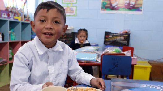 El programa de alimentación escolar del Ministerio de Educación garantiza que los estudiantes reciban alimentos nutritivos, contribuyendo a su bienestar y rendimiento académico. (Foto AGN / AUN)