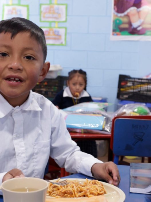 El programa de alimentación escolar del Ministerio de Educación garantiza que los estudiantes reciban alimentos nutritivos, contribuyendo a su bienestar y rendimiento académico. (Foto AGN / AUN)