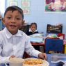 El programa de alimentación escolar del Ministerio de Educación garantiza que los estudiantes reciban alimentos nutritivos, contribuyendo a su bienestar y rendimiento académico. (Foto AGN / AUN)