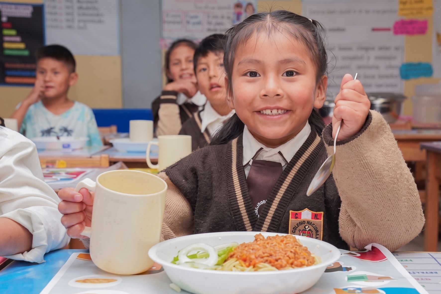 Se distribuye frutas y verduras frescas en las escuelas, promoviendo hábitos de consumo saludable desde la infancia. (Foto MINEDUC / AUN)