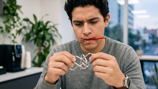 Entre los beneficios de la gimnasia cerebral como estrategia para potenciar la neuroplasticidad, esta mejorar la concentración y optimizar el aprendizaje. (Foto: GEMINI / AUN)