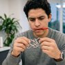 Entre los beneficios de la gimnasia cerebral como estrategia para potenciar la neuroplasticidad, esta mejorar la concentración y optimizar el aprendizaje. (Foto: GEMINI / AUN)