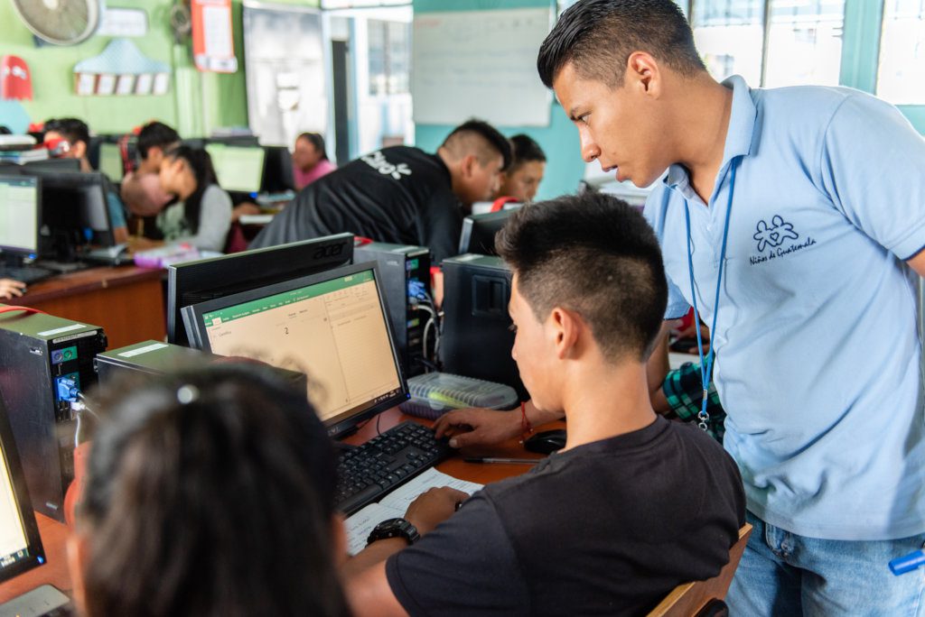 Las herramientas tecnológicas forman parte cada vez más frecuente de los hábitos de estudio de los jóvenes guatemaltecos. (Foto: GlobalGiving / AUN)