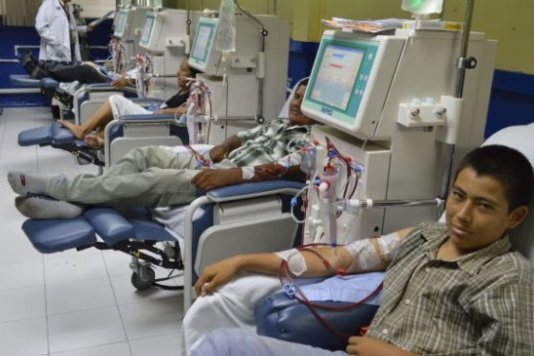 El MSPAS y UNAERC brindan hemodiálisis gratuita a pacientes, quienes suelen ser diagnosticados en etapas avanzadas a una edad promedio de 49 años. (Foto: AGN / AUN)