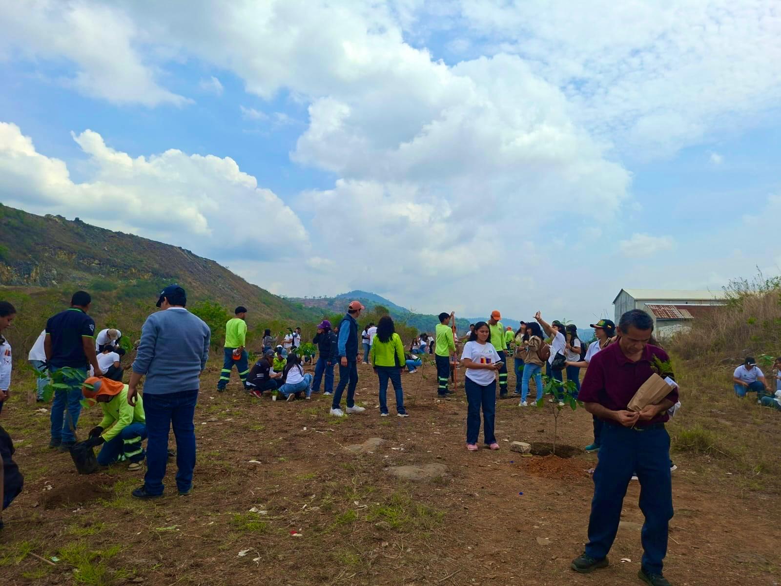 La iniciativa busca transformar antiguos basureros en áreas verdes para el beneficio de la comunidad capitalina. (Foto: Allison Bonilla / AUN)