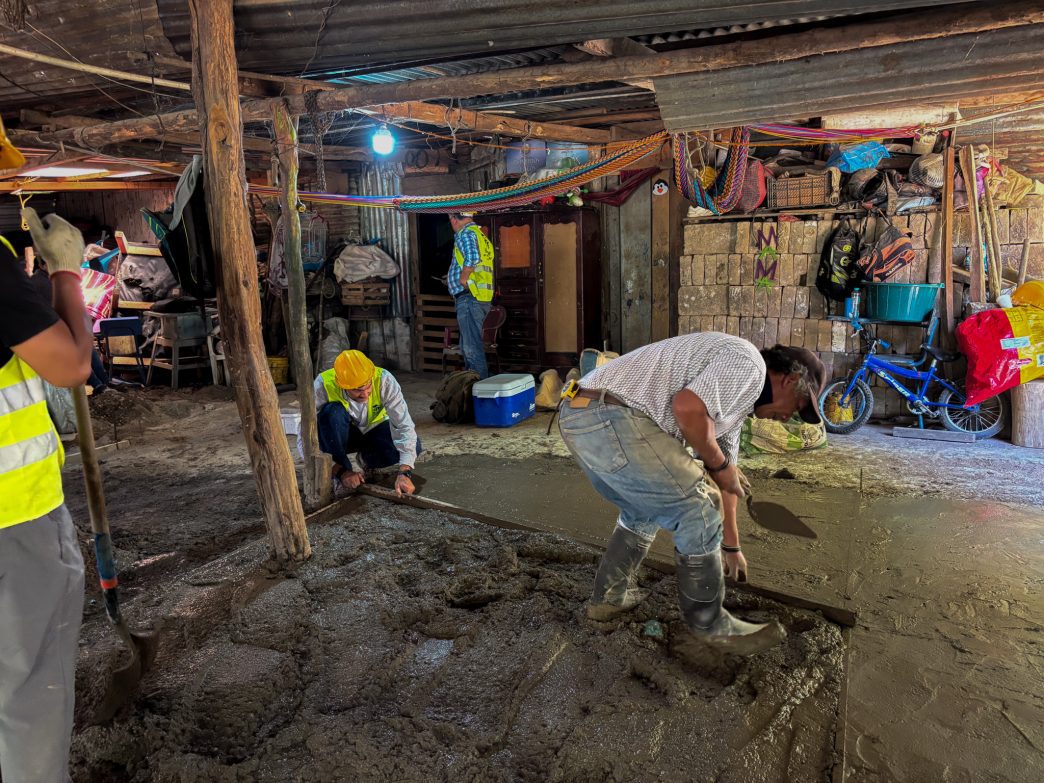 Voluntarios de Distribuidora Mariscal participaron en la construcción de pisos de concreto como parte de una alianza con Hábitat para la Humanidad Guatemala. (Foto: Cortesía / AUN)