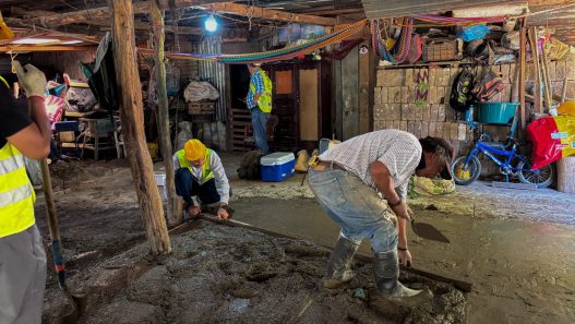 Voluntarios de Distribuidora Mariscal participaron en la construcción de pisos de concreto como parte de una alianza con Hábitat para la Humanidad Guatemala. (Foto: Cortesía / AUN)