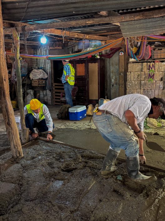 Voluntarios de Distribuidora Mariscal participaron en la construcción de pisos de concreto como parte de una alianza con Hábitat para la Humanidad Guatemala. (Foto: Cortesía / AUN)