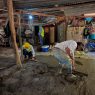 Voluntarios de Distribuidora Mariscal participaron en la construcción de pisos de concreto como parte de una alianza con Hábitat para la Humanidad Guatemala. (Foto: Cortesía / AUN)