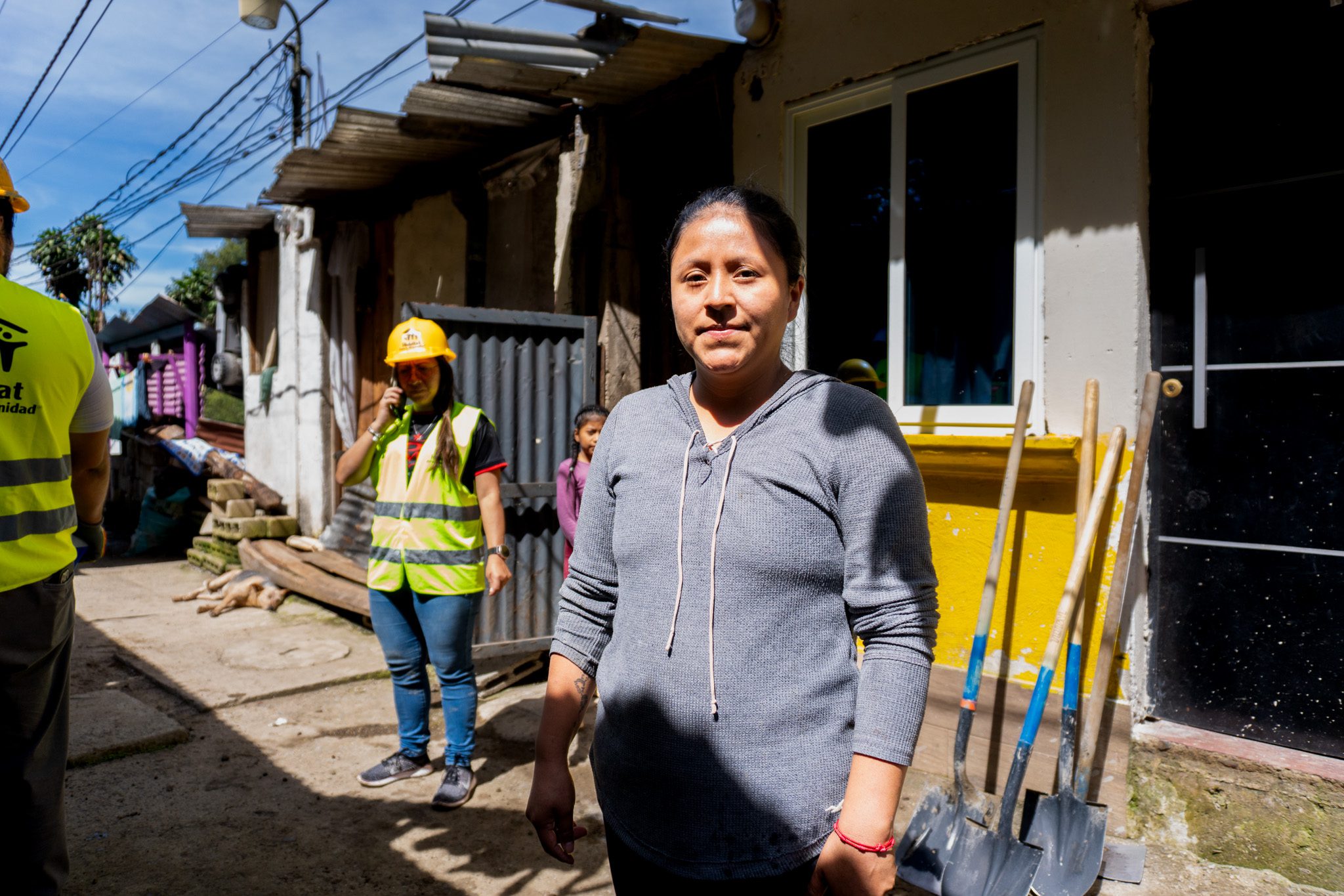 Cindy Maritza, madre soltera de cuatro hijas, fue una de las beneficiarias de la construcción de pisos de concreto en la aldea La Pila, Fraijanes. (Foto: Cortesía / AUN)