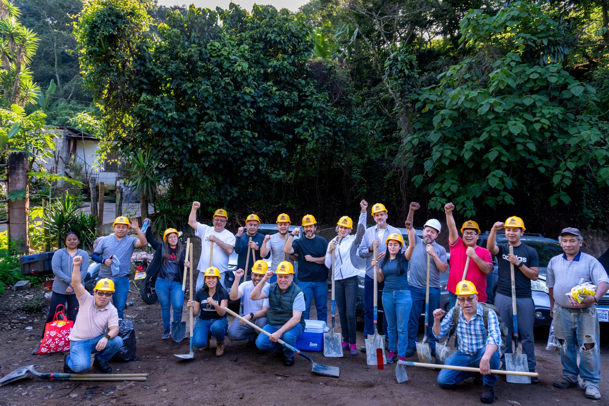 Personal de Hábitat para la Humanidad Guatemala coordinó la jornada de voluntariado desarrollada en la aldea La Pila, El Chichicaste, Fraijanes. (Foto: Cortesía / AUN)