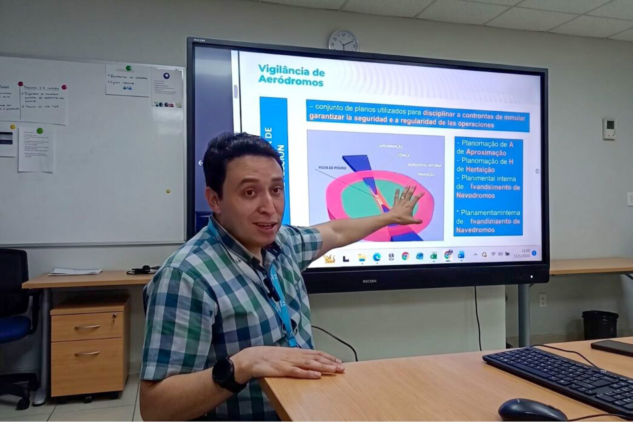 Andree Oliva, encargado de Vigilancia y Seguridad Operacional Aérea de la DGAC, explicó las condiciones que establece la normativa vigente para la operación segura de drones en el espacio aéreo guatemalteco. (Foto: Carlos Morales / AUN)