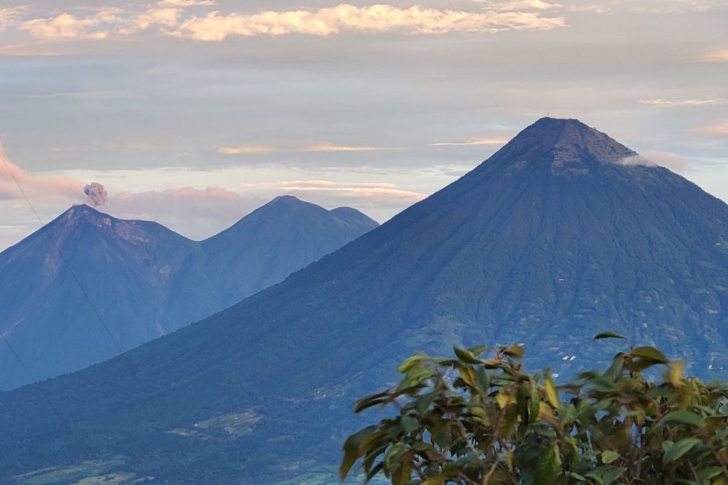 Vista de los volcanes Hunahpú (Agua), Acatenango y Fuego, tomado desde el volcán de Pacaya. (Foto: Diego Bermudez / AUN)