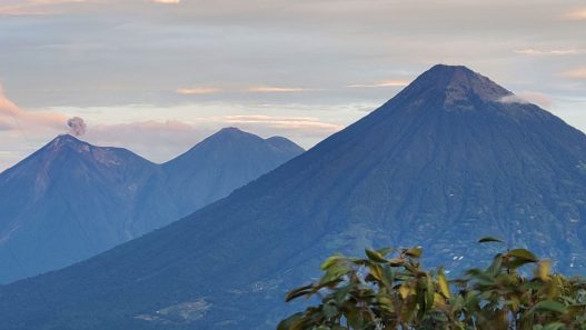 Vista de los volcanes Hunahpú (Agua), Acatenango y Fuego, tomado desde el volcán de Pacaya. (Foto: Diego Bermudez / AUN)