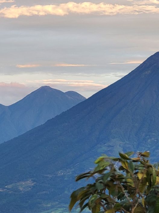 Vista de los volcanes Hunahpú (Agua), Acatenango y Fuego, tomado desde el volcán de Pacaya. (Foto: Diego Bermudez / AUN)