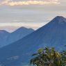 Vista de los volcanes Hunahpú (Agua), Acatenango y Fuego, tomado desde el volcán de Pacaya. (Foto: Diego Bermudez / AUN)