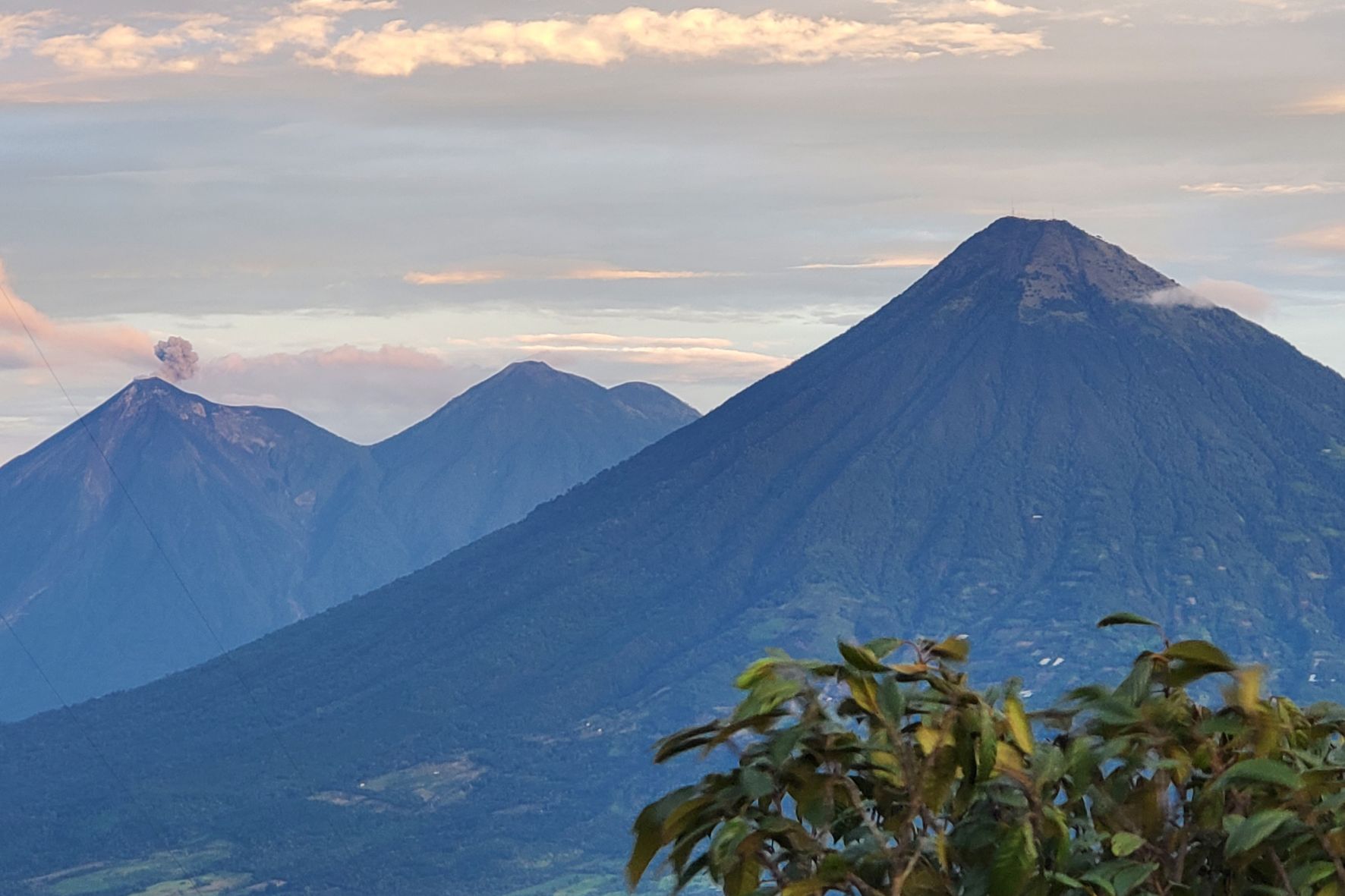 Vista de los volcanes Hunahpú (Agua), Acatenango y Fuego, tomado desde el volcán de Pacaya. (Foto: Diego Bermudez / AUN)