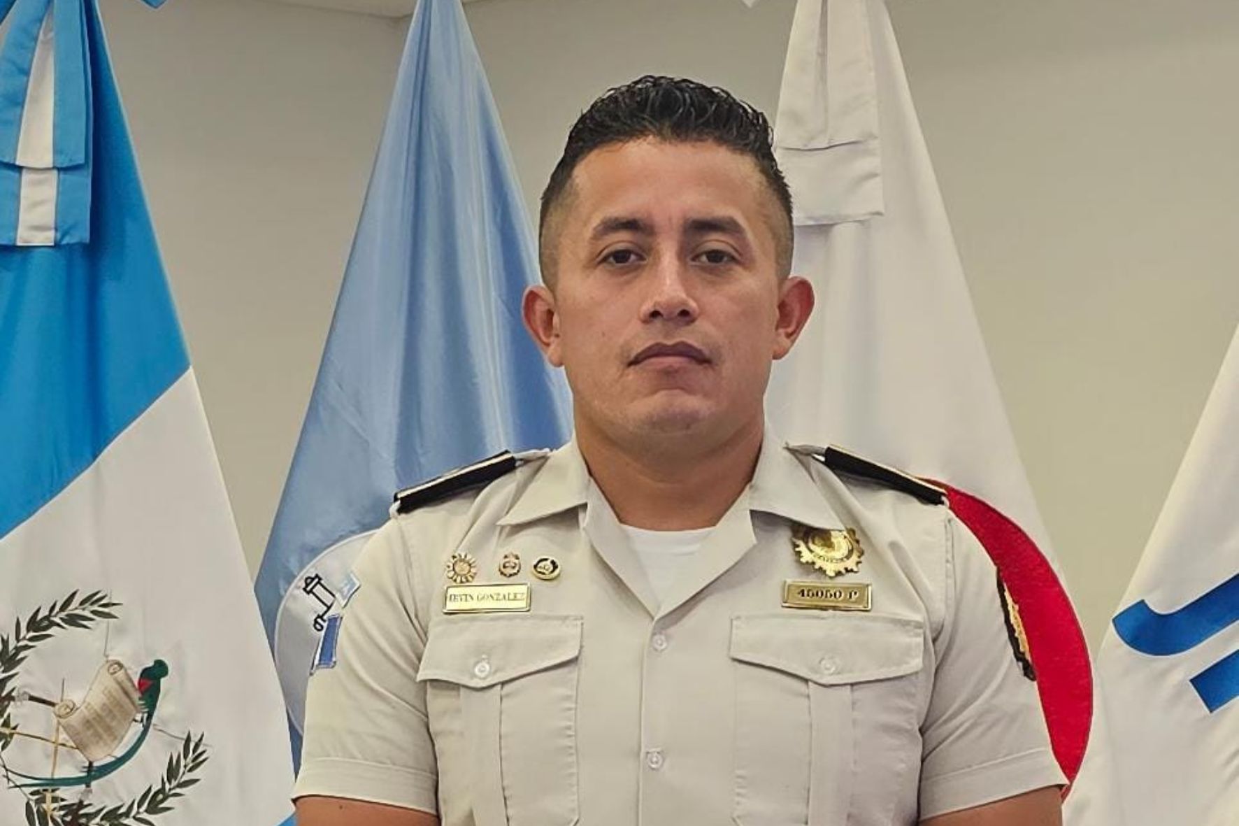 El oficial Irvin González, señala que ante un hackeo, las autoridades recomiendan cambiar inmediatamente las contraseñas, alertar a los contactos, proteger las cuentas financieras y presentar la denuncia correspondiente. (Foto: Cortesía / AUN)