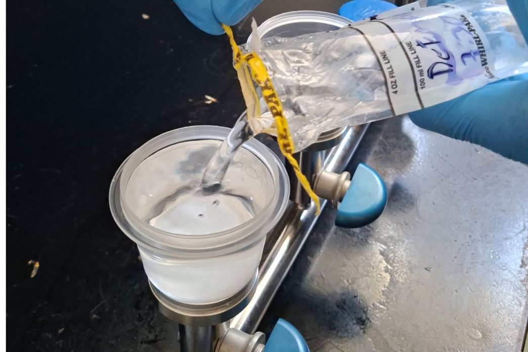 La presencia de bacterias como Escherichia coli en los sistemas de abastecimiento de agua en Guatemala sigue siendo un gran reto de salud pública, provocando enfermedades gastrointestinales que afectan principalmente a poblaciones vulnerables. (Foto: Luis Juárez / AUN)