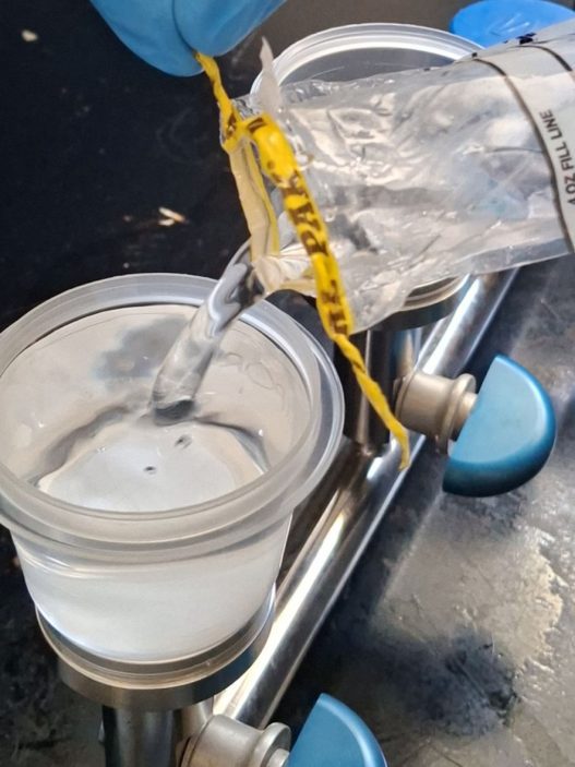 La presencia de bacterias como Escherichia coli en los sistemas de abastecimiento de agua en Guatemala sigue siendo un gran reto de salud pública, provocando enfermedades gastrointestinales que afectan principalmente a poblaciones vulnerables. (Foto: Luis Juárez / AUN)