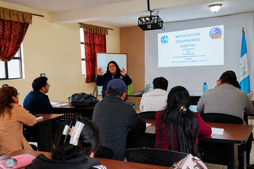 El interés por aprender Lengua de Señas de Guatemala se ha extendido entre estudiantes, profesionales, servidores públicos y ciudadanos que buscan una comunicación más inclusiva. (Foto: Lesly Morales / AUN)