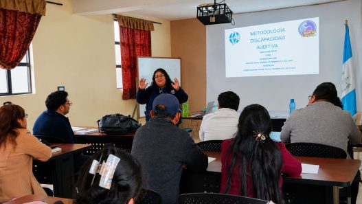 El interés por aprender Lengua de Señas de Guatemala se ha extendido entre estudiantes, profesionales, servidores públicos y ciudadanos que buscan una comunicación más inclusiva. (Foto: Lesly Morales / AUN)